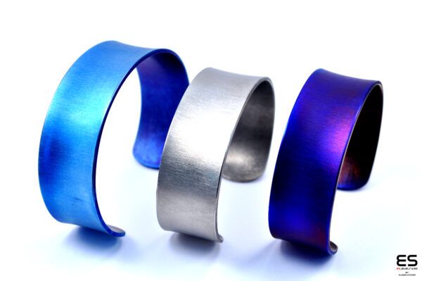 Bracelet titanium violet, sky blue and grey left ES Jewelry web Titanio - Joyería contemporánea artesanal