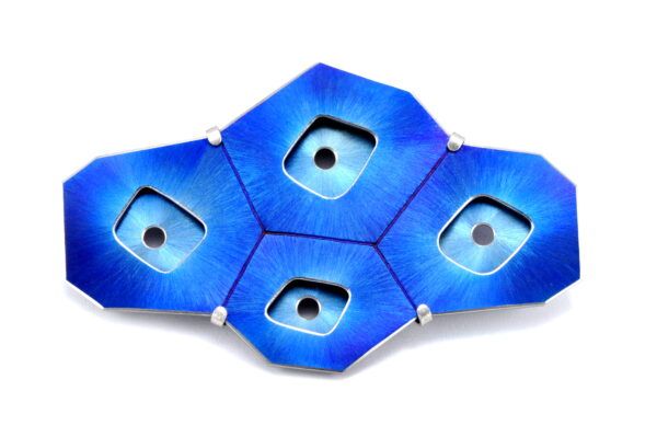 Eugen Steier Brosche Hexacoral front Titanio - Joyería contemporánea artesanal