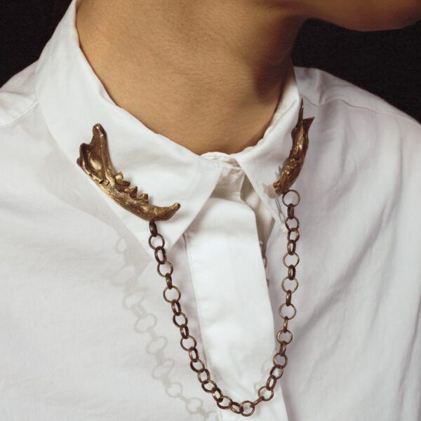 Pin de cuello latón
