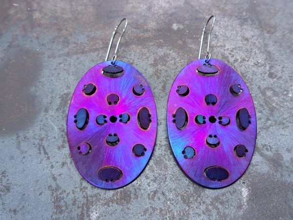 Titanium Earring Oval violet Titanio - Joyería contemporánea artesanal